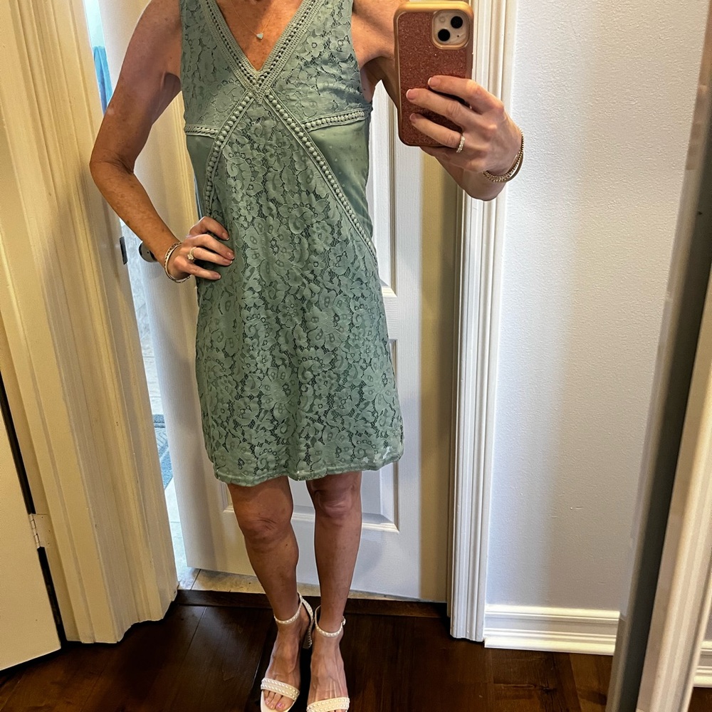 Francesca's Collections Green Sheath Mini Dress V-Neck Sleeveless